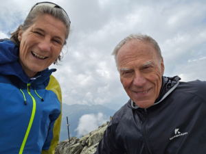 Anna Langheiter mit Großonkel auf Berggipfel